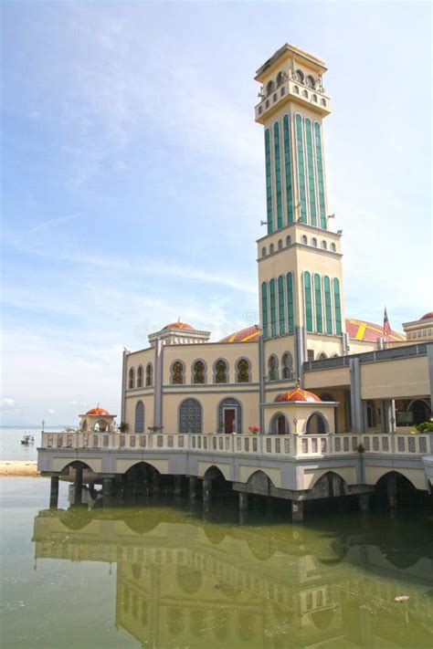  The Majestic Floating Mosque of Pulau Pinang: An Architectural Marvel Defying Gravity!